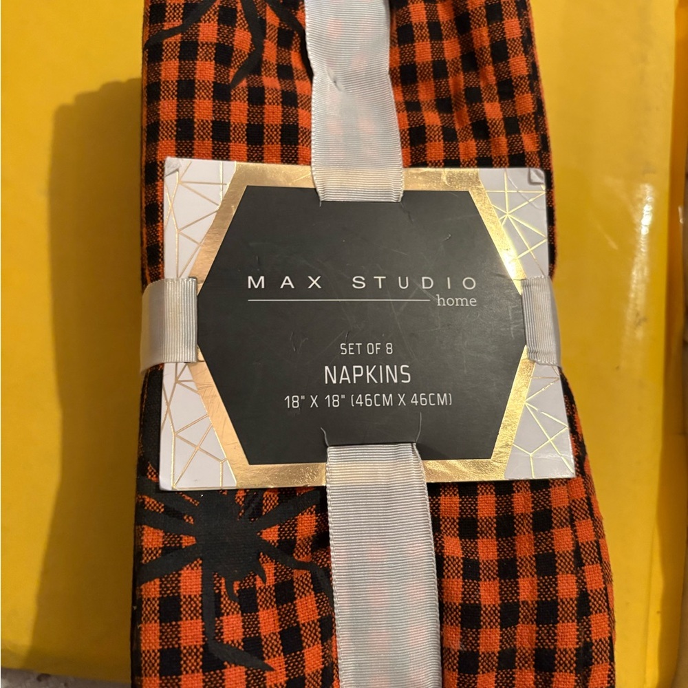 Max Studio Black and White Napkin Set